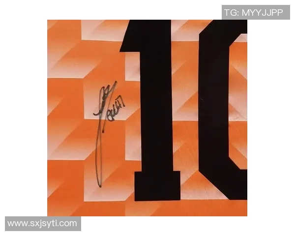 足球明星亲笔签名引发热议 女球迷胸前签名照引爆网络关注